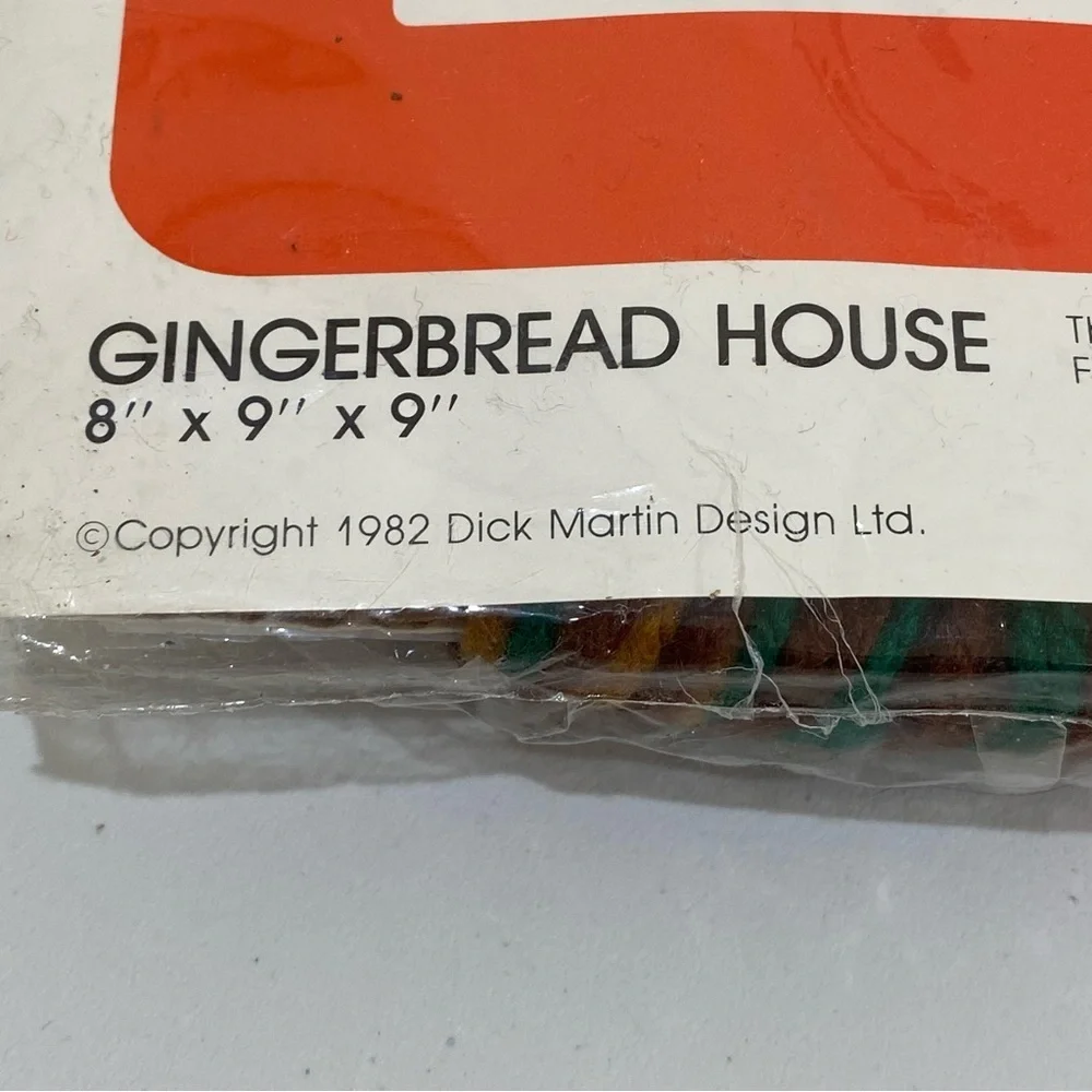 Leisure Arts Canvas Capers Christmas Gingerbread House 421 Pop-Out Pre-Cut 8x9x9